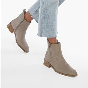 Shoe dazzle diya grey booties